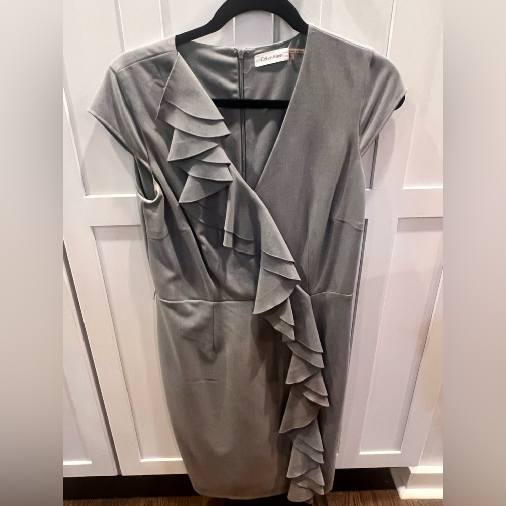 Flattering Calvin Klein Grey dress with belt loops, has stretch size-6 slimming!